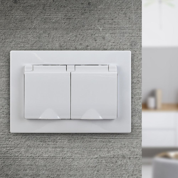 Розетка Intro Plano 1-210-01 2х2P+E Schuko с крышкой шторками, 16А-250В, СУ, IP44, Plano, белый