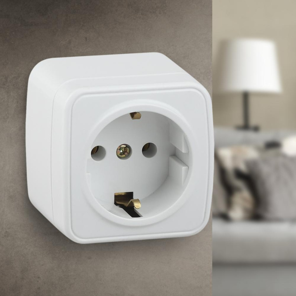 3-202-01 Intro Розетка 2P+E Schuko, 16А-250В, IP20, ОУ, Polo, белый (16/320/3840)