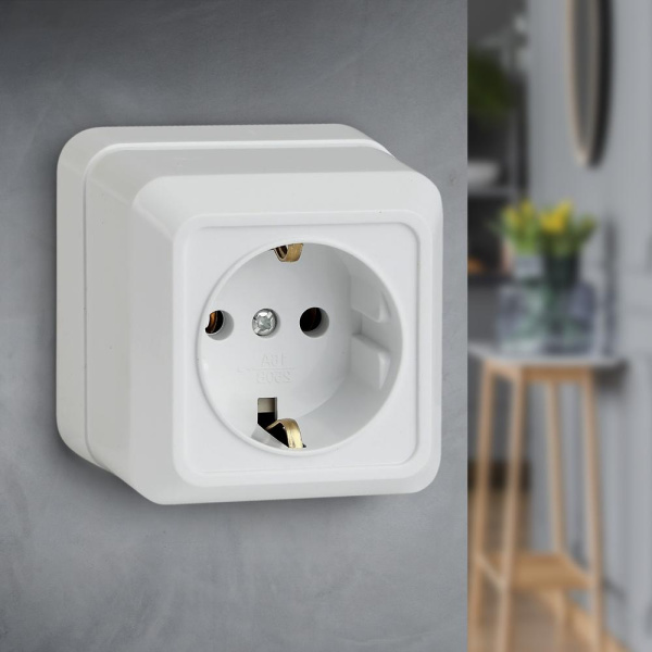 2-202-01 Intro Розетка 2P+E Schuko, 16А-250В, IP20, ОУ, Quadro, белый (10/200/3000)