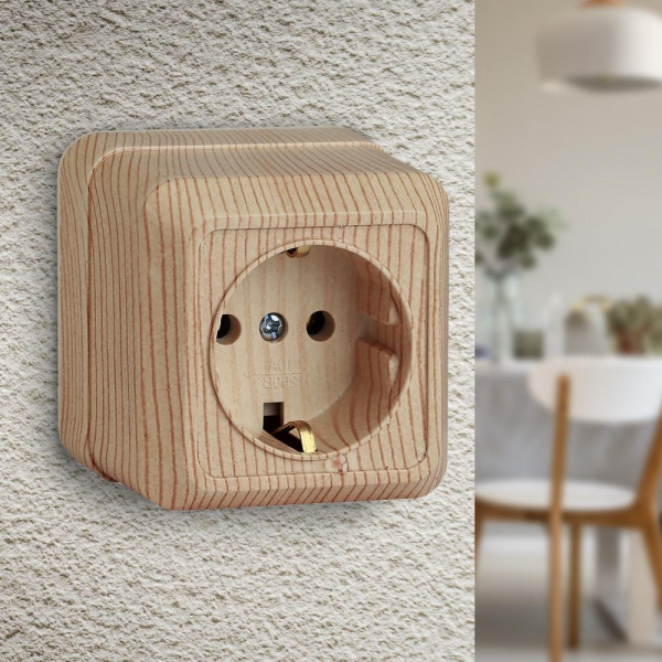 2-202-11 Intro Розетка 2P+E Schuko, 16А-250В, IP20, ОУ, Quadro, сосна (10/200/3600)