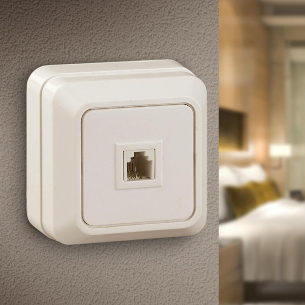 2-302-02 Intro Розетка телефонная RJ11, IP20, ОУ, Quadro, сл.кость (10/200/1600)