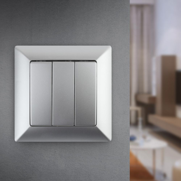 4-106-03 Intro Выключатель тройной, 10А-250В, СУ, Solo, алюминий (10/200/2400)