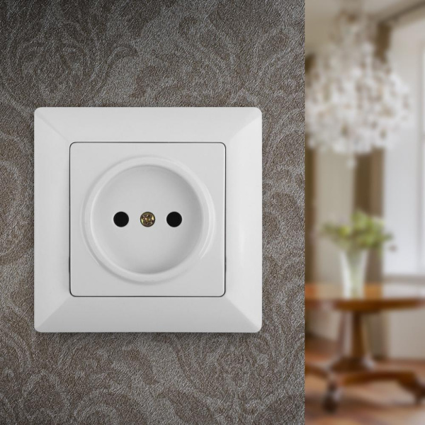 4-201-01 Intro Розетка 2P, 16А-250В, СУ, Solo, белый (10/200/2400)