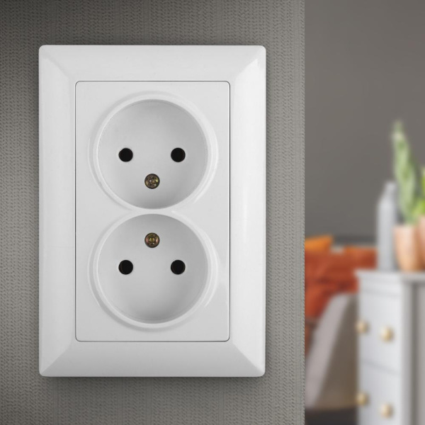 4-204-01 Intro Розетка 2х2P, 16А-250В, СУ, Solo, белый (10/100/1800)