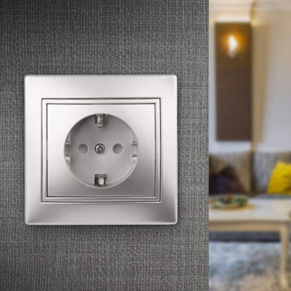 Розетка Intro Plano 1-202-03 с заземлением 2P+E Schuko, 16А-250В, IP20, СУ, алюминий