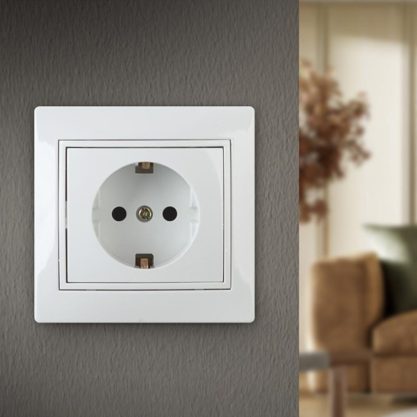 Розетка Intro Plano 1Э-202-01 с заземлением 2P+E Schuko, 16А-250В, IP20, СУ, без лапок, белый