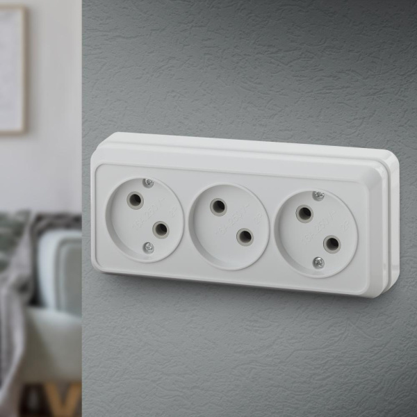 Розетка Intro Quadro 2-205-01 без заземления трехместная 3х2P, 16А-250В, IP20, ОУ, белый