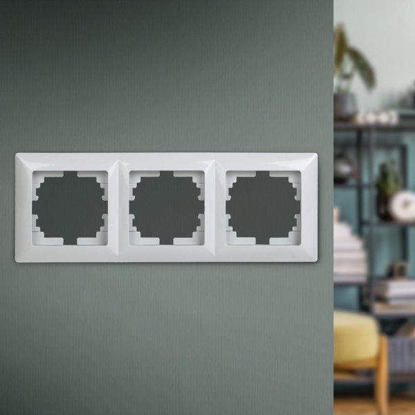 Рамка для розеток и выключателей Intro Solo 4-503-01 на 3 поста, СУ, белый
