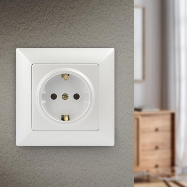 Розетка Intro Solo 4-202-06 с заземлением 2P+E Schuko, 16А-250В, IP20, СУ, перламутр