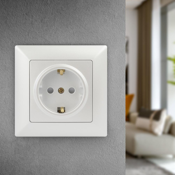 Розетка Intro Solo 4-206-06 с заземлением 2P+E Schuko со шторками, 16А-250В, IP20, СУ, перламутр