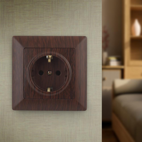 Розетка Intro Solo 4-206-10 с заземлением 2P+E Schuko со шторками, 16А-250В, IP20, СУ, венге