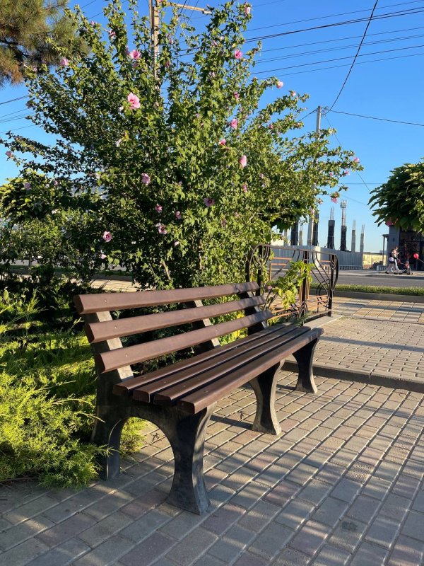 Скамья со спинкой из полимерпесчаного композита
