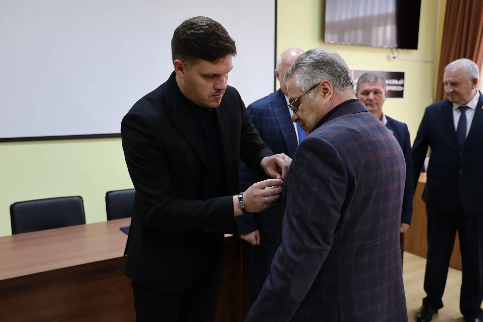 Дмитрий Хмелько вручил государственные награды работникам кубанского бронетанкового ремонтного завода