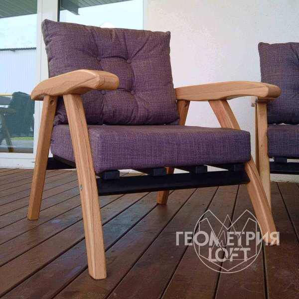 Кресло из натурального дерева.