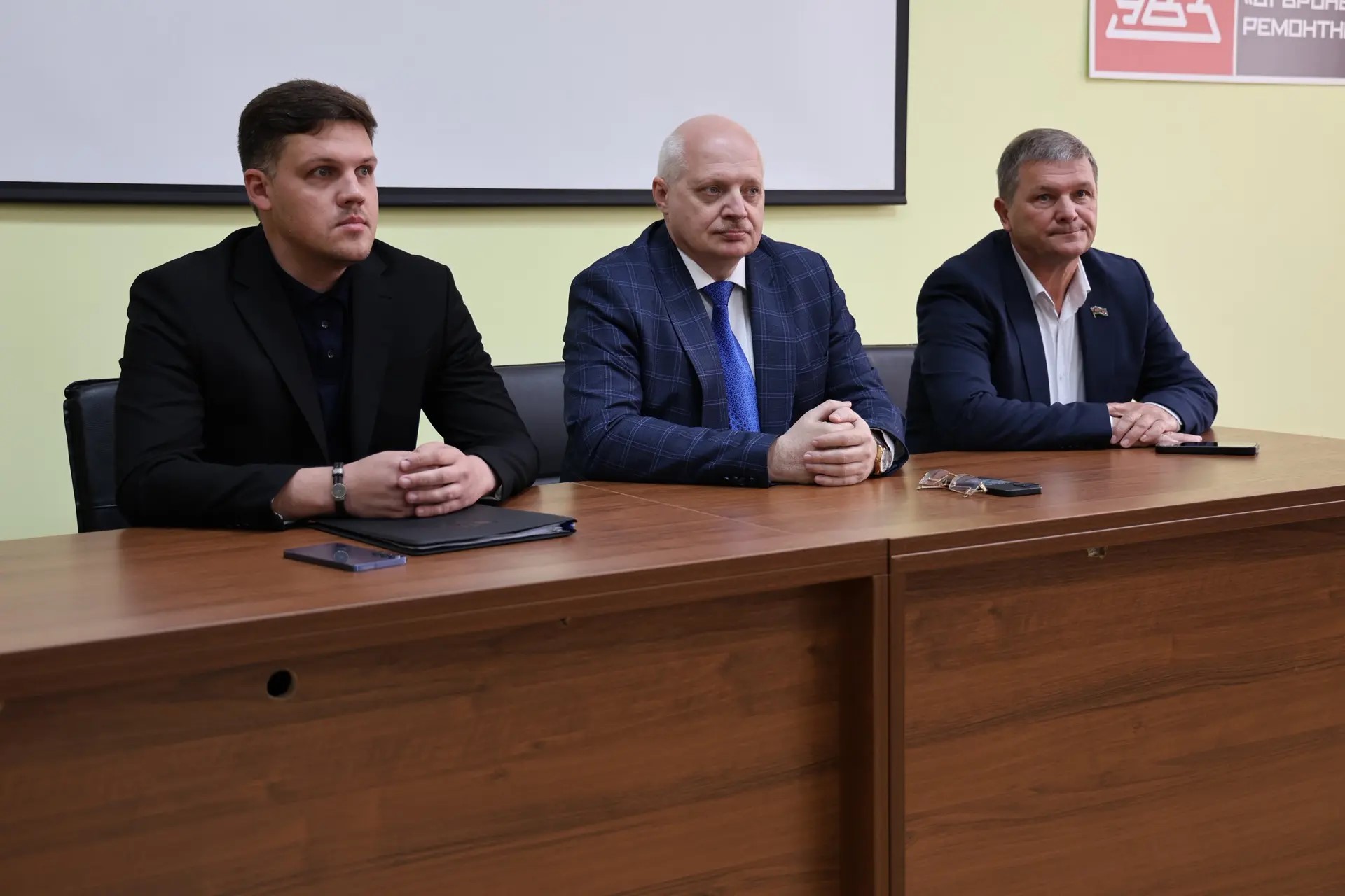 Дмитрий Хмелько вручил государственные награды работникам кубанского бронетанкового ремонтного завода