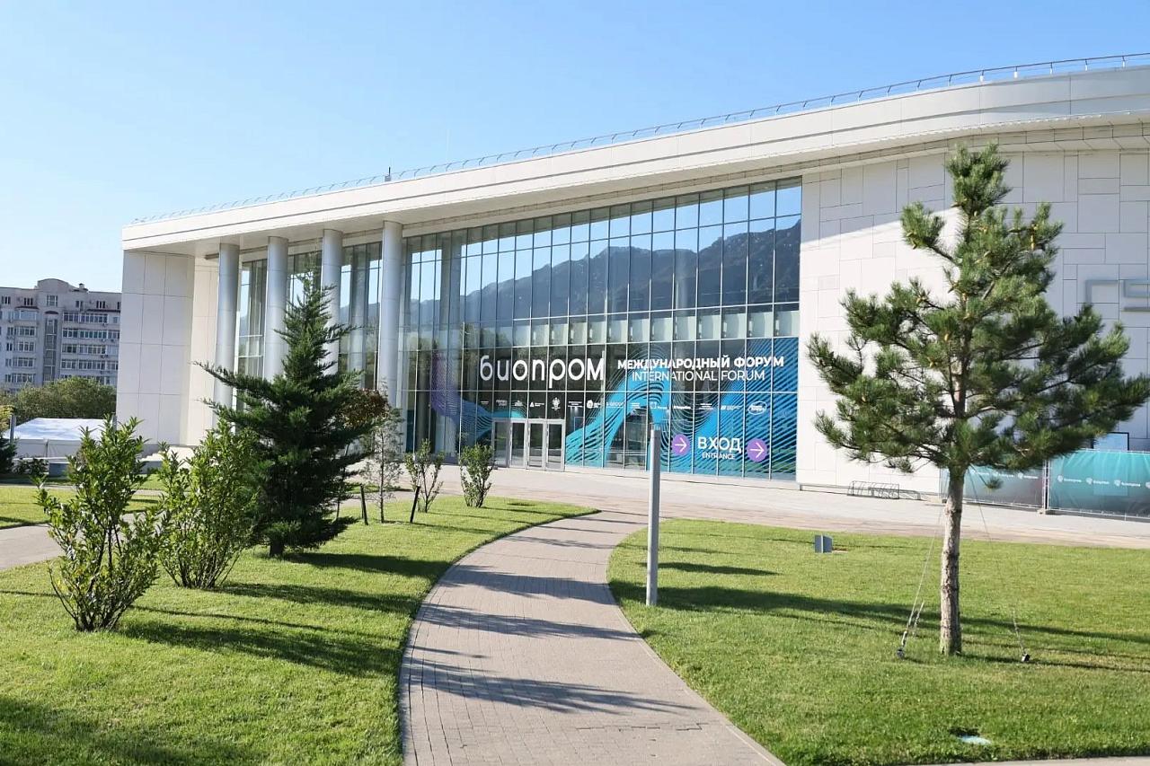 Денис Мантуров оценил разработки ученых Краснодарского края на выставочной экспозиции форума «Биопром»