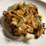 Приготовленный спарассис с соусом и зеленью