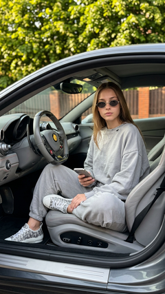 Девочка в Ferrari с iPhone в летнем свете
