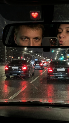 Ночная поездка в автомобиле с отражением в зеркале