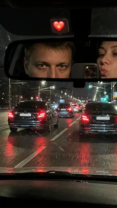 Ночная поездка в автомобиле с отражением в зеркале