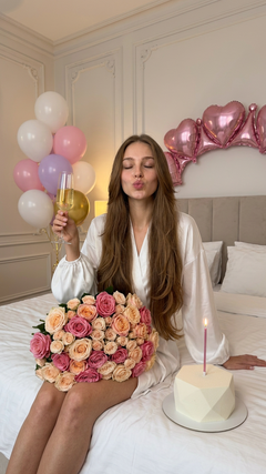 Luxury birthday editorial с розами и шарами
