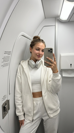 Селфи в зеркале в стиле clean girl в самолете