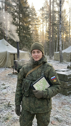 Военнослужащая в учебном лагере на рассвете
