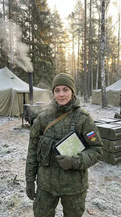 Военнослужащая в учебном лагере на рассвете