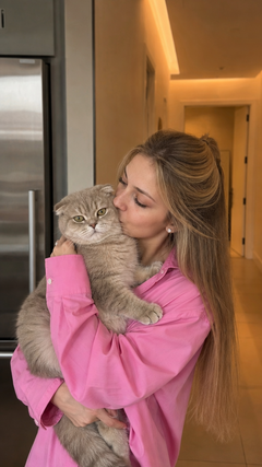 Девушка с кошкой в домашнем коридоре