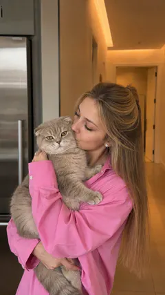 Девушка с кошкой в домашнем коридоре