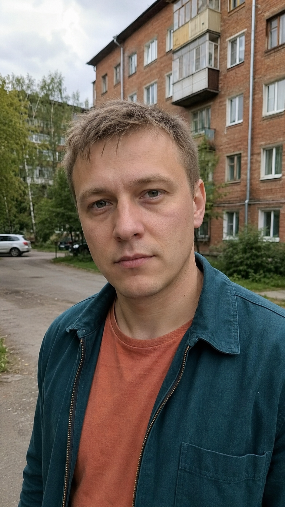 Мужчина в уютном баре с теплым светом