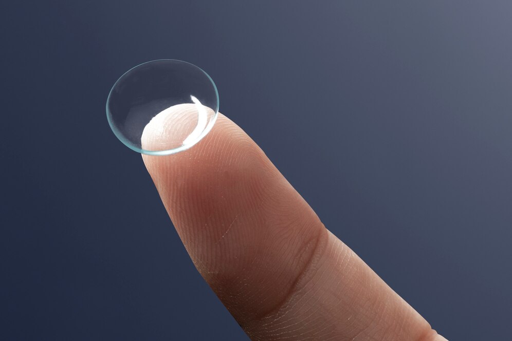 smart-contact-lens-fingertip-new-tech_53876-96801.jpg