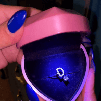 Кольцо буква с камушками  На французском это "éblouissant"- ослепительно