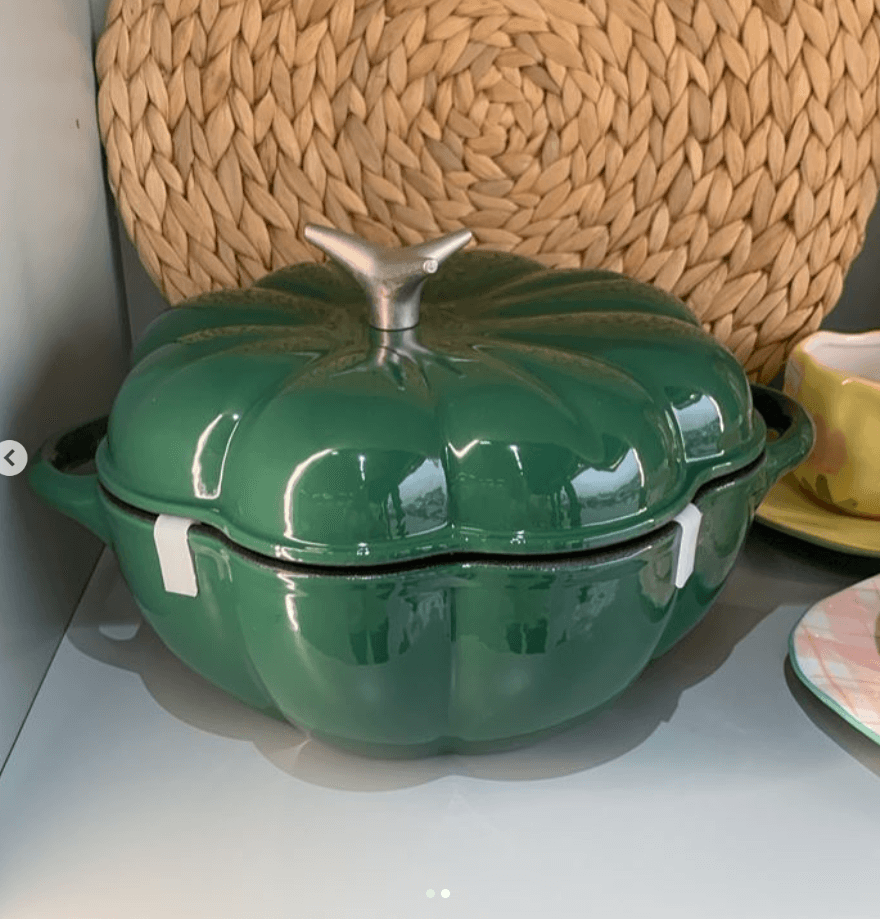 Кастрюля чугунная в форме зеленого перчика 3.8л