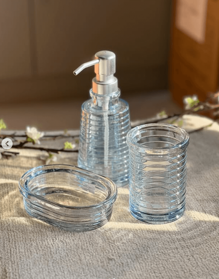 Стеклянный умывальный набор в синем цвете