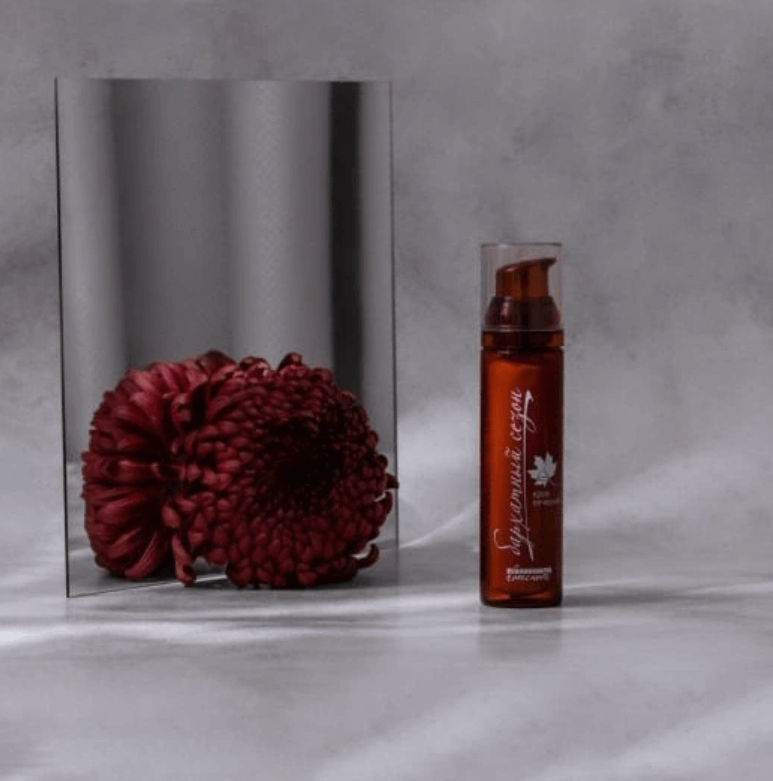 Крем для лица вечерний Бархатный сезон. Он поможет избежать сухости и шелушения, сохраняя кожу мягкой и здоровой.