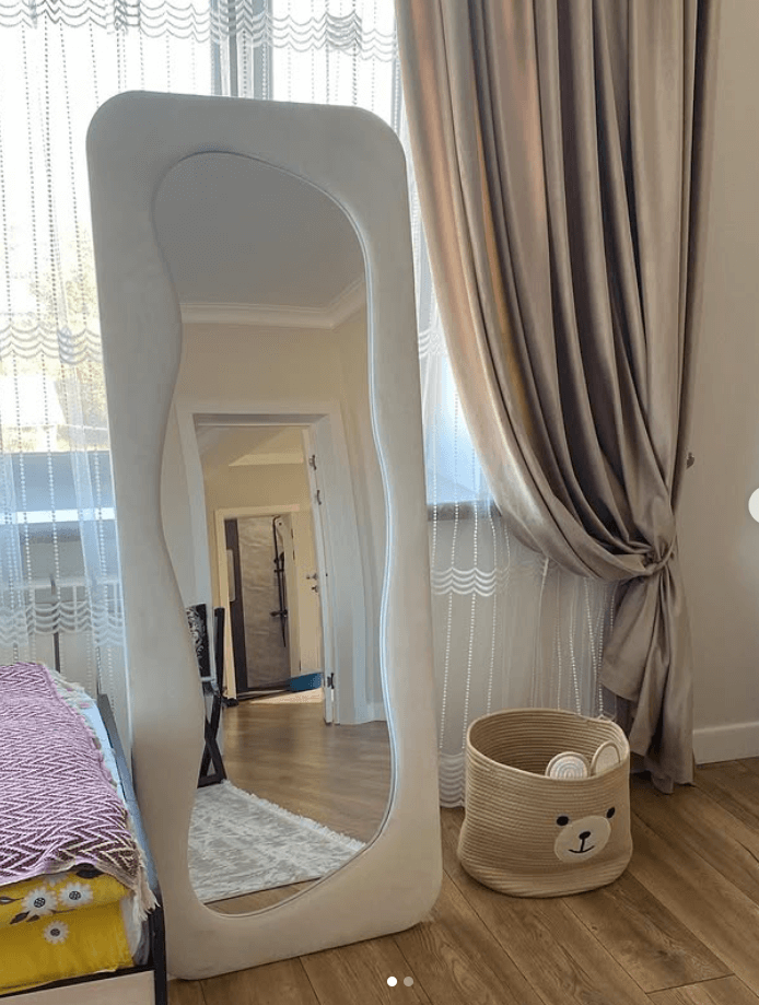 Зеркало на весь рост с белой волнистой рамкой