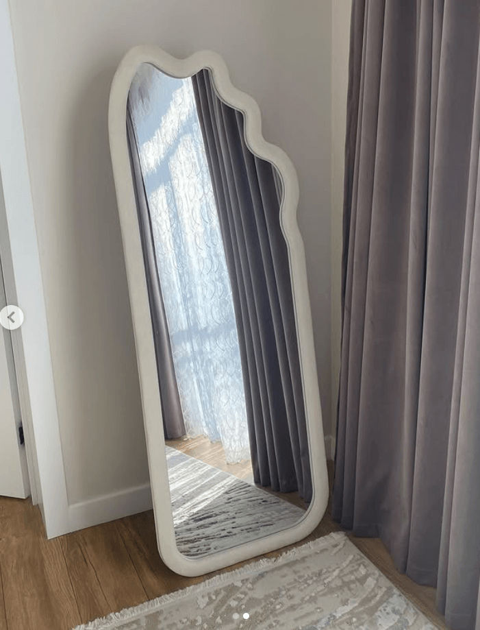 Зеркало на весь рост с белой рамкой