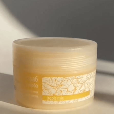 Скраб с гранулами жожоба  Гладкие частицы абразива удаляют омертвевшие клетки рогового слоя, не травмируя кожу.