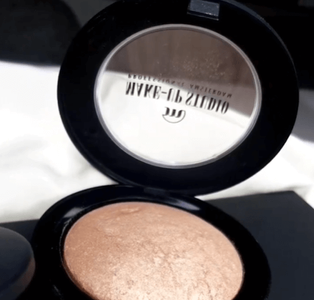 хайлайтер прост в использовании и идеально подходит для достижения профессионального сияния.