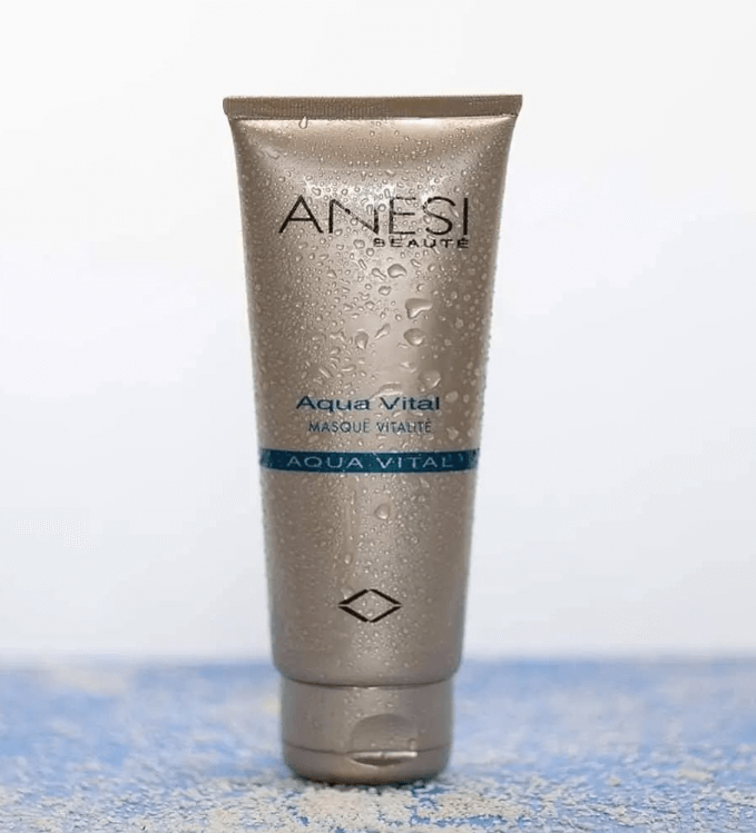 Крем-скраб в виде гранул жожоба, эффективно отшелушивает отмершие клетки эпидермиса, обновляя кожу.