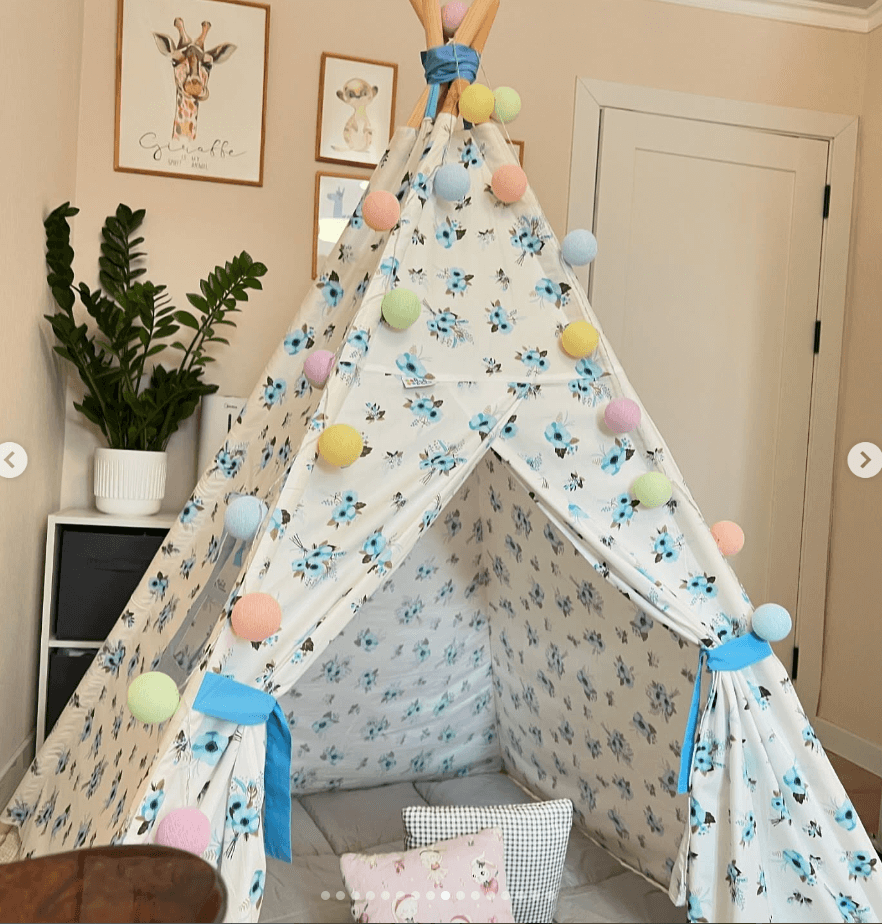 Вигвам для детских игр цвет голубые цветочки на белом фоне