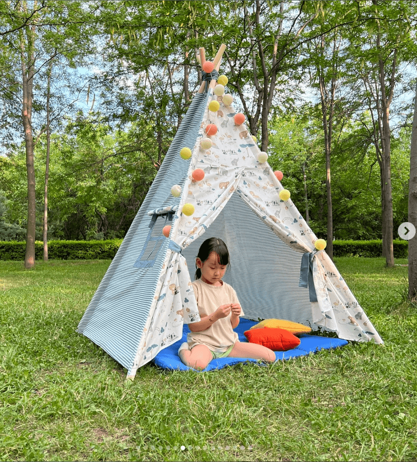 Вигвам для детских игр цвет в мелкую полоску\принт лес на белом фоне