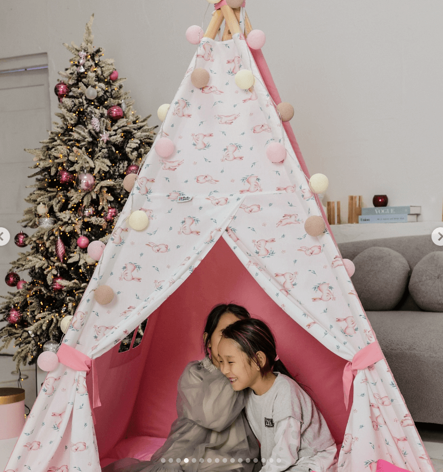 Вигвам для детских игр цвет хаки розовый\принт зайчики на белом фоне