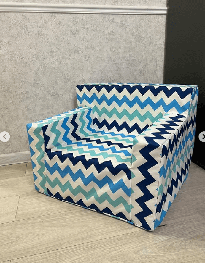 Бескаркасные кресла для детей принт голубой зигзаг