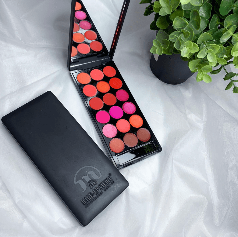 Помады Make-Up Studio стойкие, но при этом не сушат кожу губ. Все оттенки имеют плотный цвет, наносятся без проплешин.