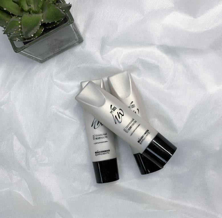 Матирующий тональный крем для жирной кожи, в т.ч. осложненной угревой сыпью с тройным действием: выравнивает тон и рельеф кожи;