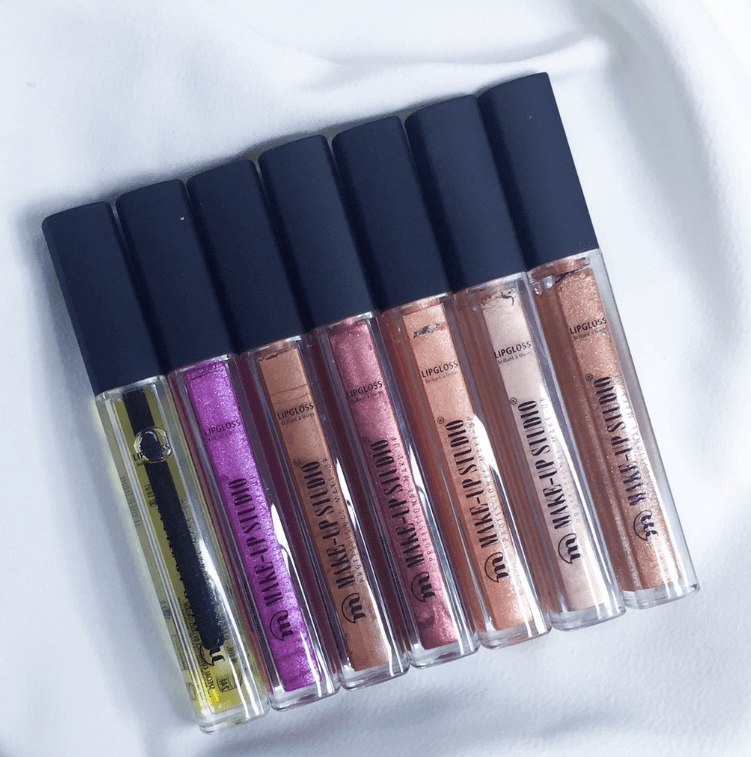 Стойкий глянцевый блеск с добавлением шиммера визуально увеличит губы. Можно использовать как самостоятельно, так и поверх других помад или карандашей.