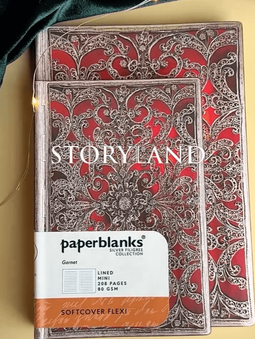 Блокнот с серебристыми узорами на рубиновом фоне маленький