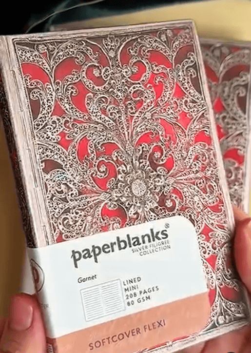 Блокнот с серебристыми узорами на рубиновом фоне большой